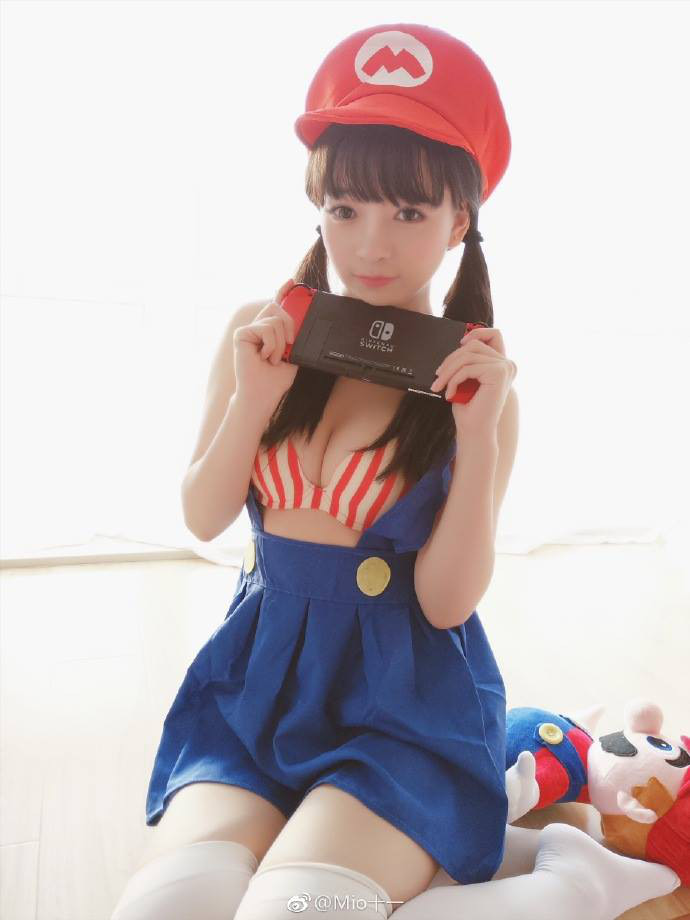 Coser Moi十一在《超级马里奥》中化身可爱的马里奥_萌VLOG