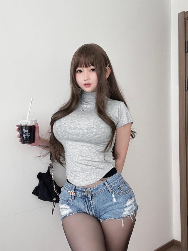 Coser依酱展现欧派风格_萌VLOG