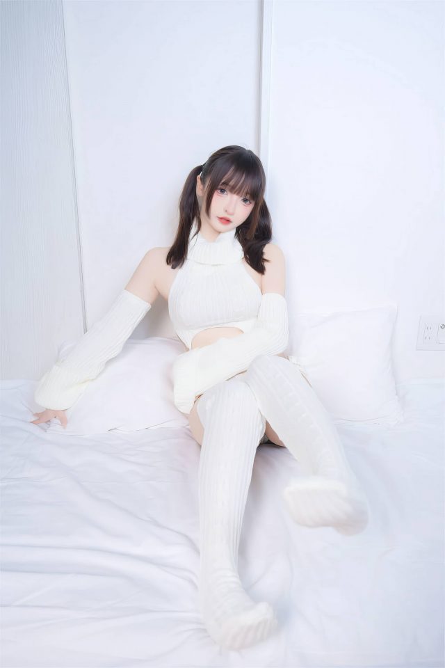 “神楽坂真冬”以极简风格毛衣造型掀起cosplay热潮_萌VLOG