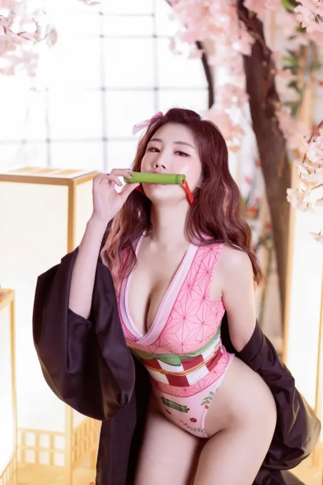 Coser YeBin：鬼魅与性感的泳装造型_萌VLOG