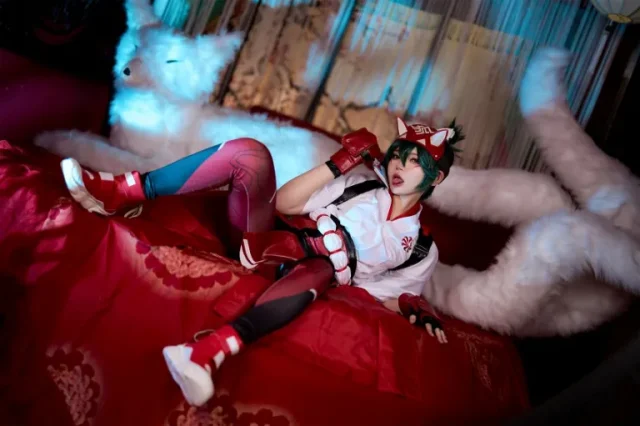 越南Coser ZinieQ生动呈现雾子，完美还原灵狐巫女双重魅力_萌VLOG
