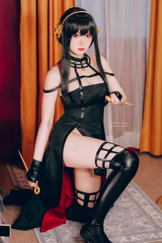 霜月shimo约尔COS完美诠释荆棘公主柔情与杀意交融_萌VLOG